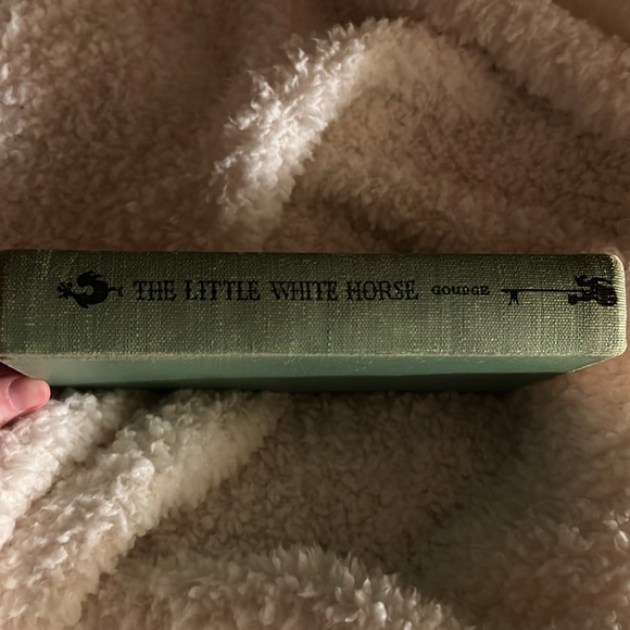 The little white horse by Elizabeth Goudge - Picture 3 of 6